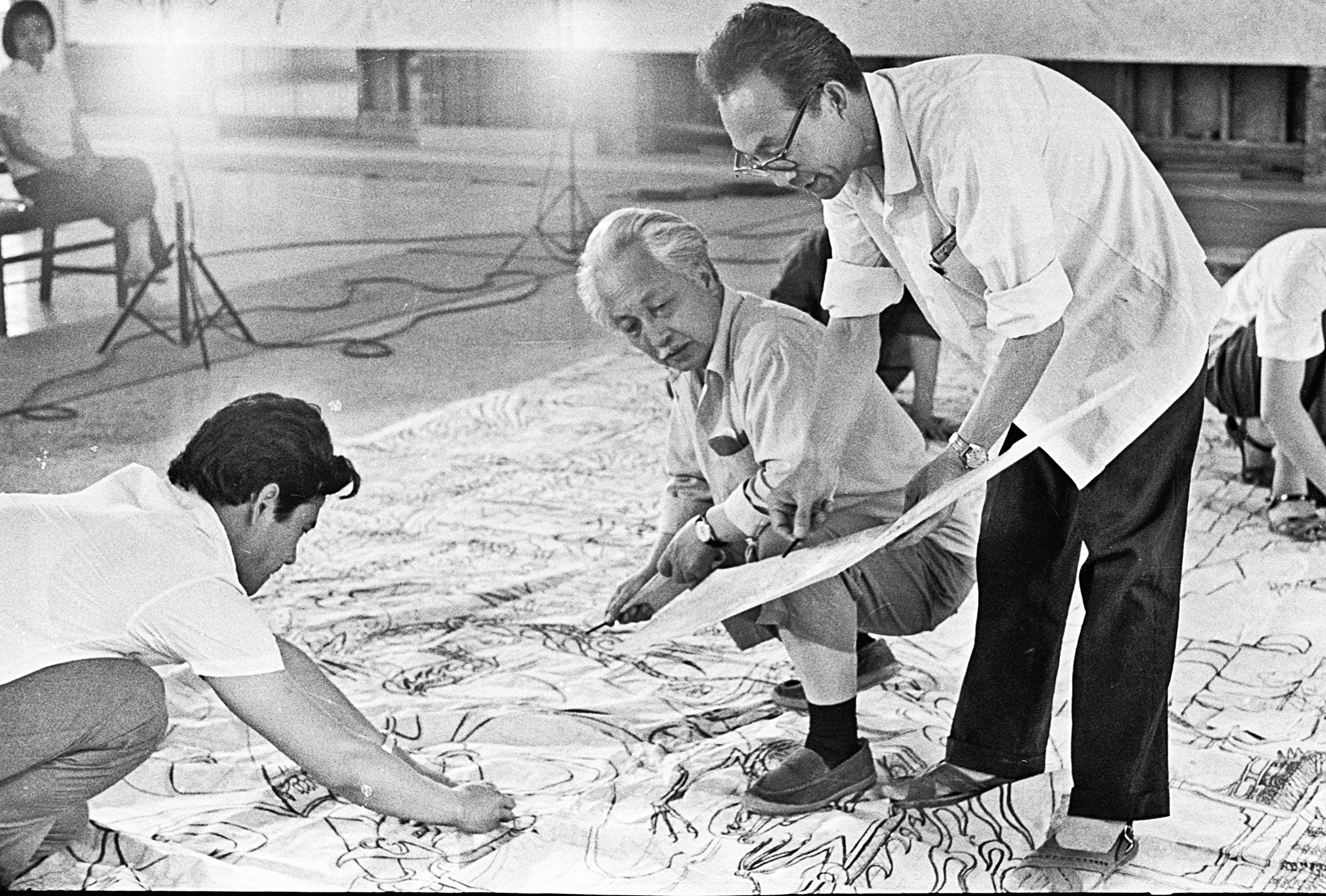 20250219-一代人有一代人的哪吒-美术学院-1979年夏，张仃（中）、张一民（左）、楚启恩（右）在首都机场壁画《哪吒闹海》绘制现场.jpg
